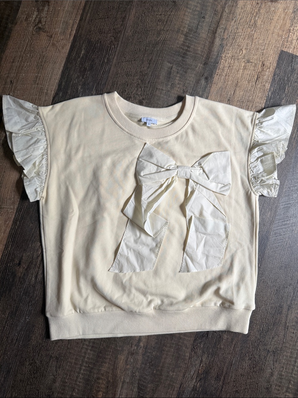 Voy cream -ruffle, short sleeved sweatshirt with bow. Sz M